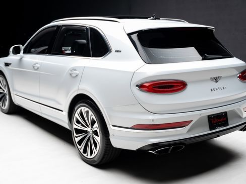 Used 2021 Bentley Bentayga AWD/4WD image 25