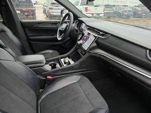 Used 2025 Jeep Grand Cherokee Altitude AWD/4WD image 12