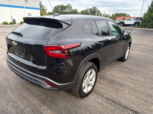 Used 2024 Chevrolet Trax LS w/ LS Convenience Package FWD image 5
