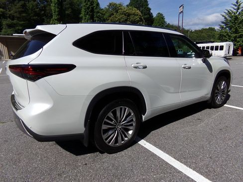 Used 2024 Toyota Highlander AWD image 6