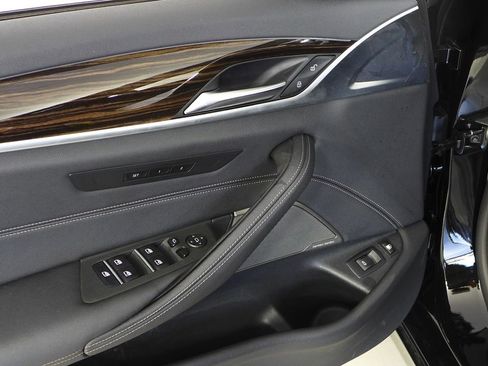 Used 2023 BMW 530e w/ Premium Package image 12