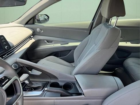Used 2025 Hyundai Elantra SE FWD image 9