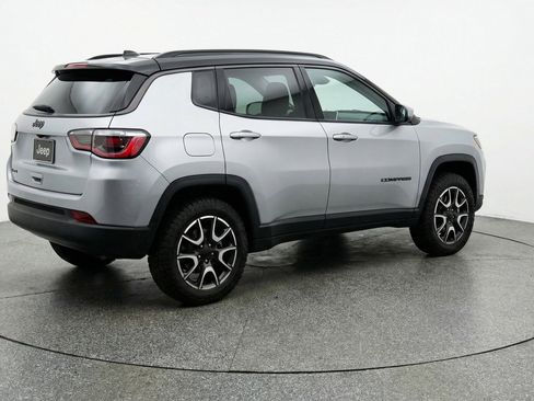 Used 2025 Jeep Compass Trailhawk image 9