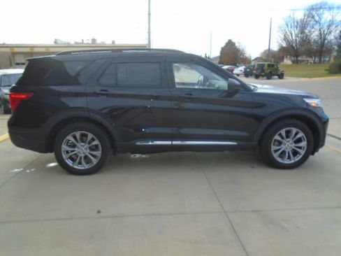 Used 2022 Ford Explorer XLT w/ Equipment Group 202A image 11
