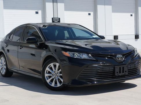 Used 2019 Toyota Camry LE image 2