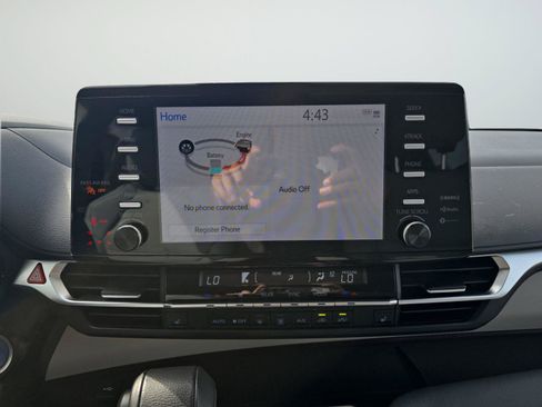 Used 2024 Toyota Sienna XLE FWD image 16