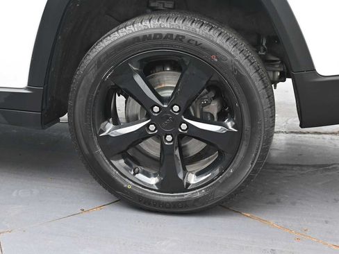 Used 2023 Jeep Grand Cherokee L Altitude AWD/4WD image 5