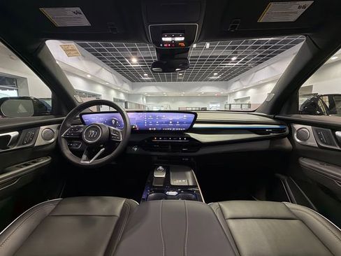 Used 2025 Buick Enclave Avenir FWD image 16