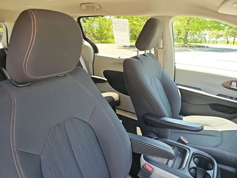 Used 2019 Chrysler Pacifica Touring Plus w/ Advanced Safetytec Group FWD image 10