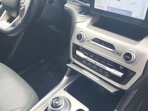 Used 2021 Ford Explorer XLT w/ Equipment Group 202A image 7