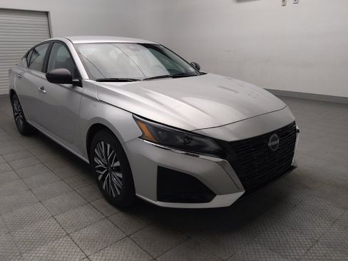 Used 2025 Nissan Altima 2.5 SV FWD image 13