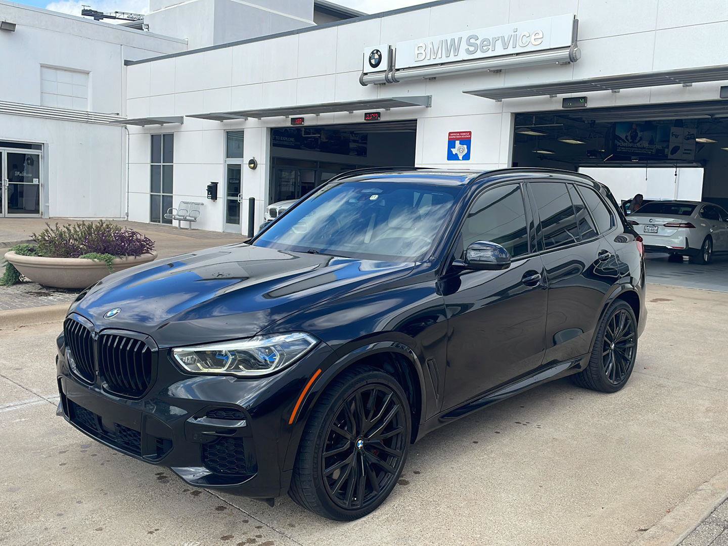 Used 2022 BMW X5 M50i w/ Executive Package AWD/4WD image 1