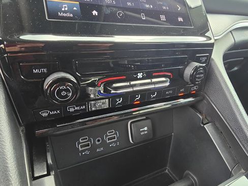 Used 2024 Jeep Grand Cherokee Laredo AWD/4WD image 22