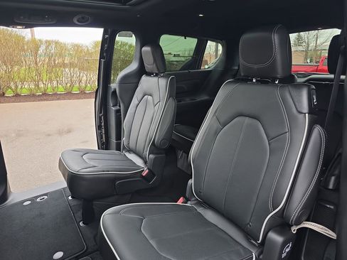 New 2026 Chrysler Pacifica Limited AWD/4WD image 16