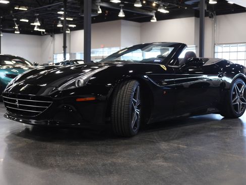 Used 2017 Ferrari California T image 3