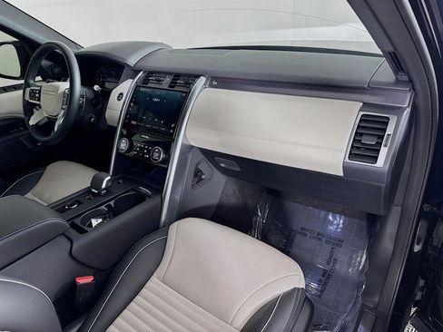 Used 2024 Land Rover Discovery Metropolitan Edition image 31