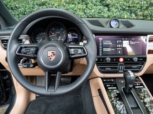 Certified 2025 Porsche Macan image 20