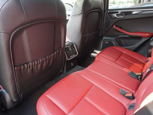 Certified 2023 Porsche Macan S AWD/4WD image 19