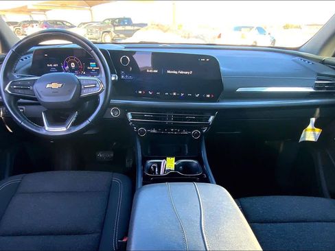 Used 2025 Chevrolet Traverse LT image 16