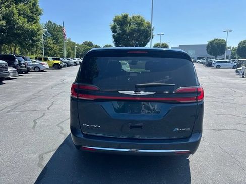 Used 2023 Chrysler Pacifica Touring-L FWD image 5