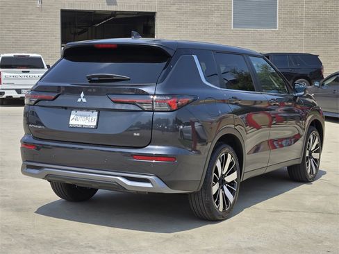 New 2025 Mitsubishi Outlander SE image 4