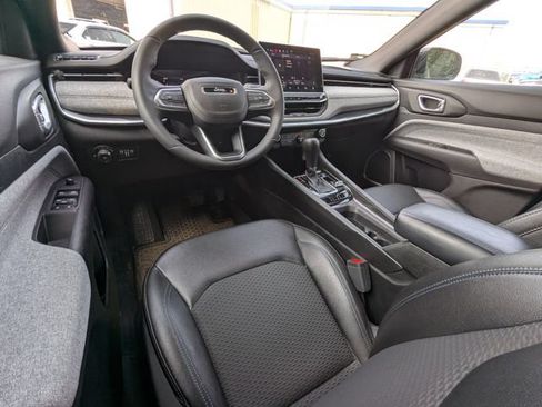 Used 2024 Jeep Compass Latitude w/ Convenience Group AWD/4WD image 2