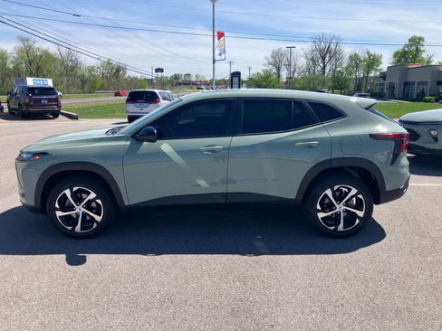 Used 2024 Chevrolet Trax RS w/ Sunroof Package FWD image 4