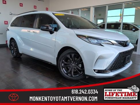 Certified 2022 Toyota Sienna XSE image 1