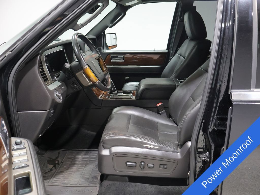 Used 2012 Lincoln Navigator 4WD image 2