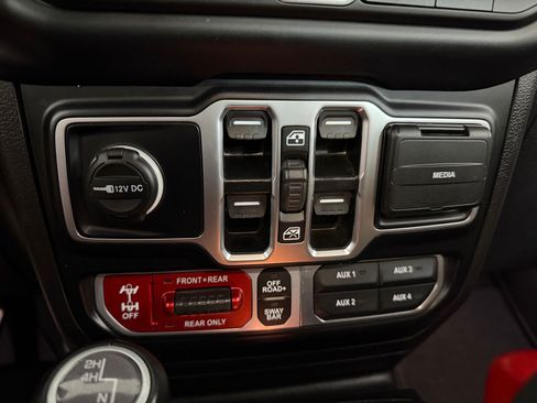 Used 2023 Jeep Gladiator Rubicon w/ LED Lighting Group AWD/4WD image 16