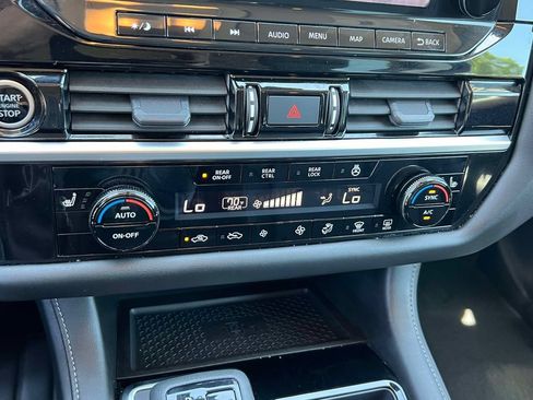 Used 2023 Nissan Pathfinder SL AWD/4WD image 30