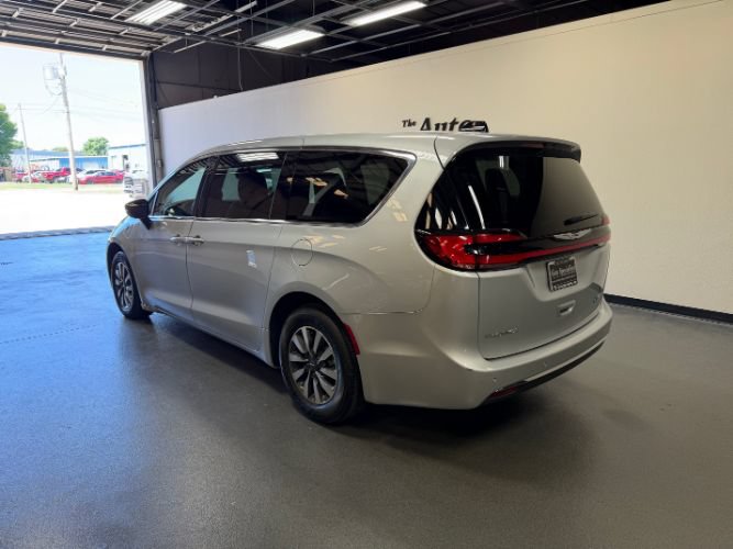 Used 2024 Chrysler Pacifica Limited FWD image 2