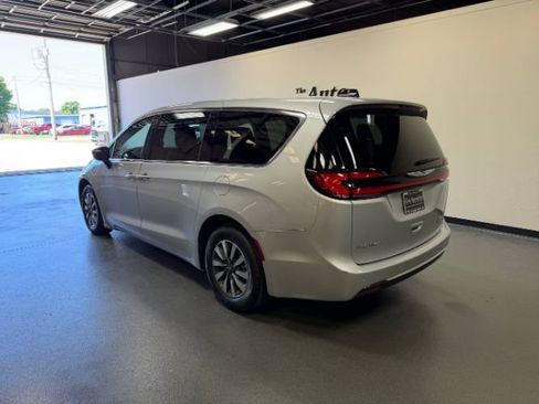 Used 2024 Chrysler Pacifica Limited FWD image 2