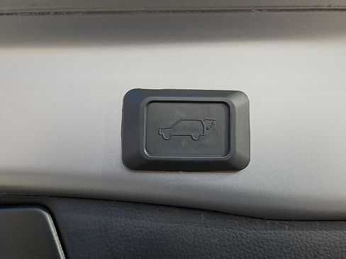 Used 2020 Toyota RAV4 XLE w/ Convenience Package image 7