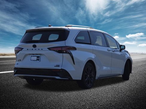 Used 2023 Toyota Sienna XSE FWD image 22