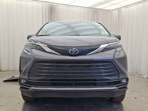 Used 2025 Toyota Sienna XLE w/ XLE Plus Package FWD image 38
