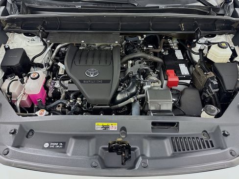 Used 2023 Toyota Highlander XLE AWD/4WD image 12