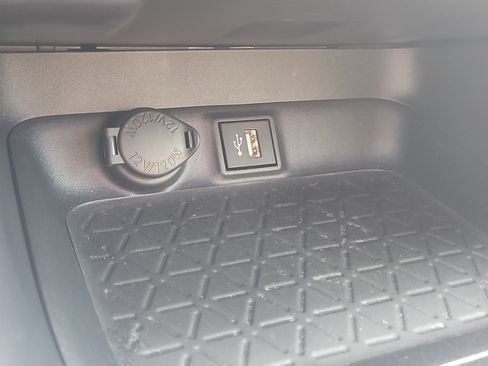 Used 2025 Toyota RAV4 XLE Premium image 28