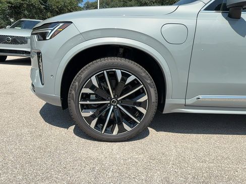 Certified 2025 Volvo XC90 T8 Plus w/ Protection Package Premier image 9