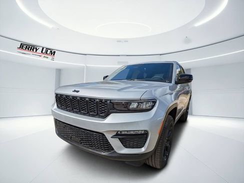 New 2025 Jeep Grand Cherokee Limited w/ Black Appearance Package RWD image 7