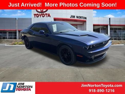 Used 2015 Dodge Challenger SXT RWD image 1