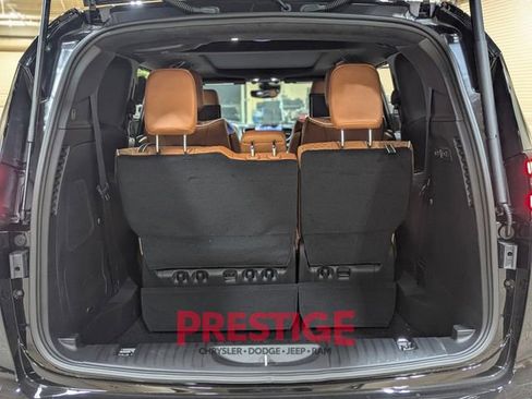 New 2026 Chrysler Pacifica Pinnacle image 7