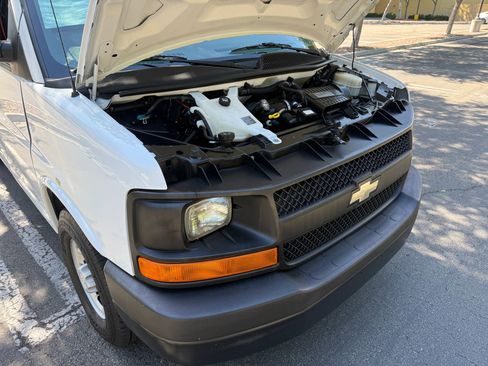 Used 2015 Chevrolet Express 2500 RWD image 32