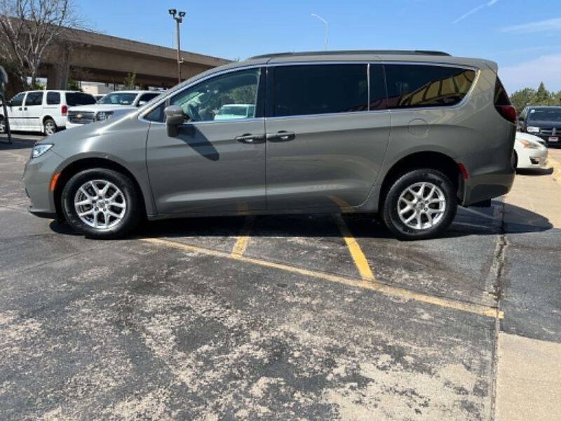 Used 2022 Chrysler Pacifica Touring-L FWD image 5