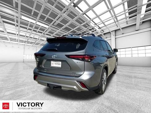 Used 2025 Toyota Highlander Platinum image 3