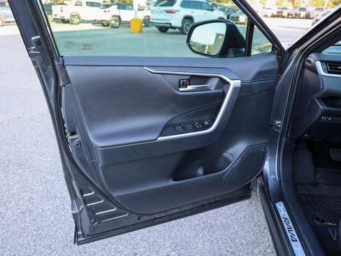 Used 2025 Toyota RAV4 XSE AWD/4WD image 31
