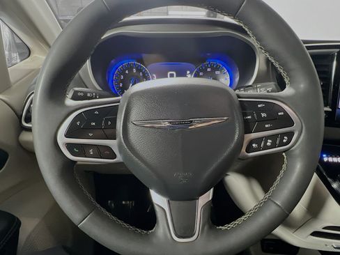Used 2024 Chrysler Pacifica Touring-L FWD image 17