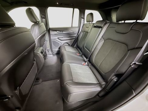 New 2025 Jeep Grand Cherokee Laredo image 23