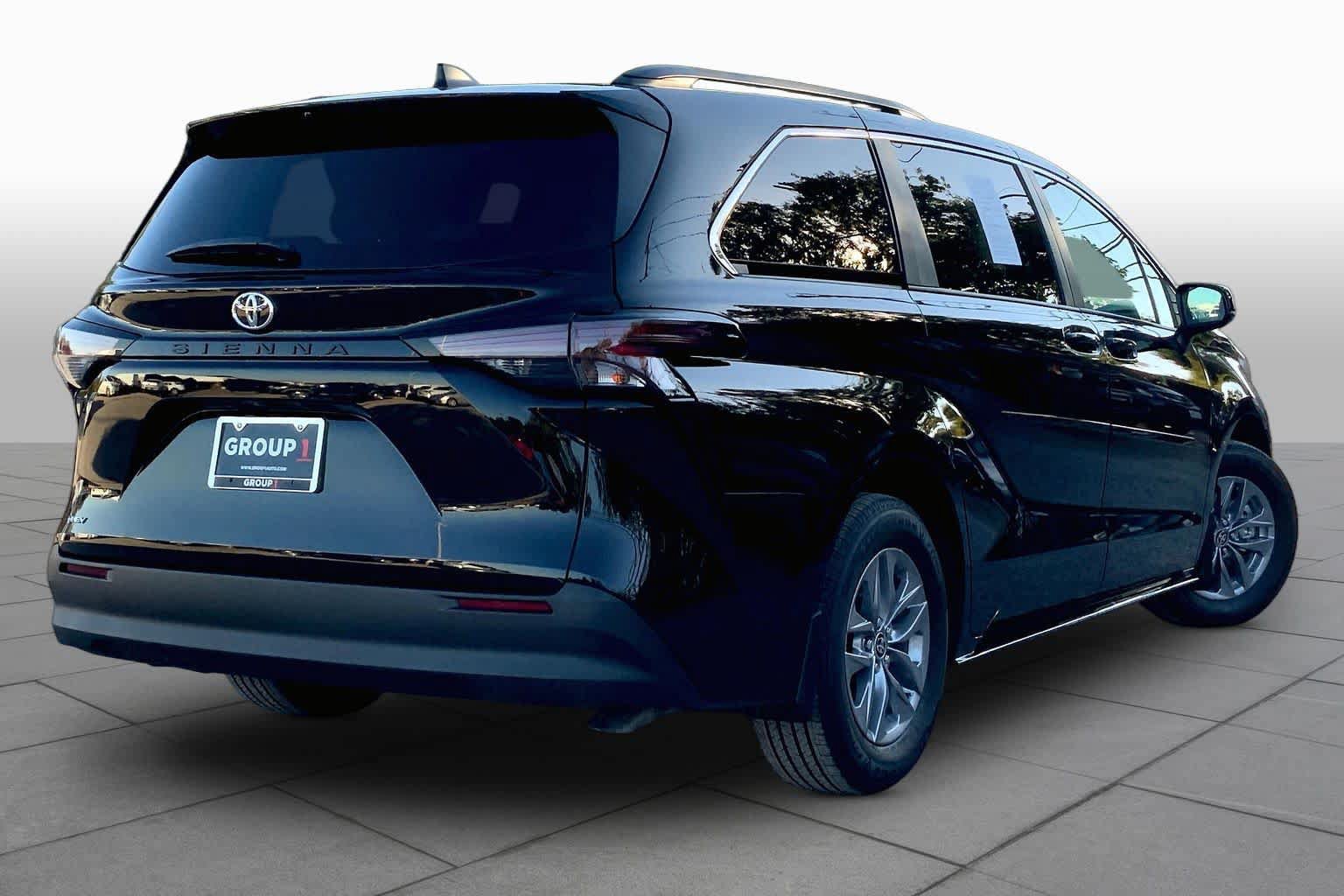 Used 2026 Toyota Sienna LE FWD image 12