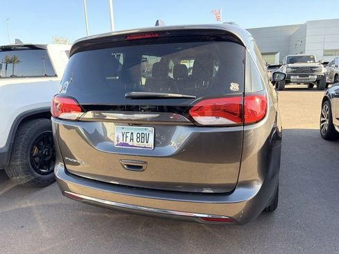 Used 2017 Chrysler Pacifica Touring Plus w/ Tire & Wheel Group FWD image 7